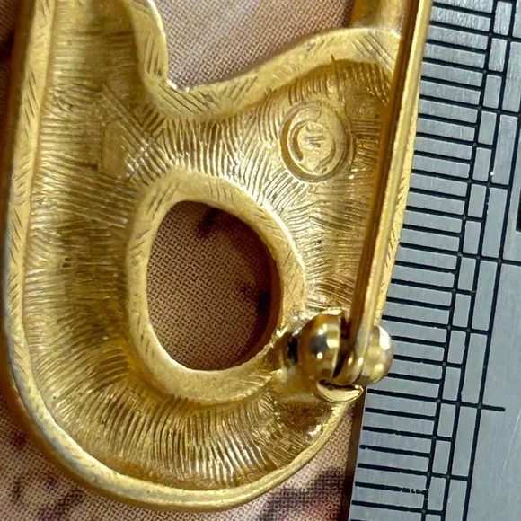 Designer Vintage Gold Tone Satin Finish Large Safety Pin Figural Brooch Pin - Picture 3 of 5